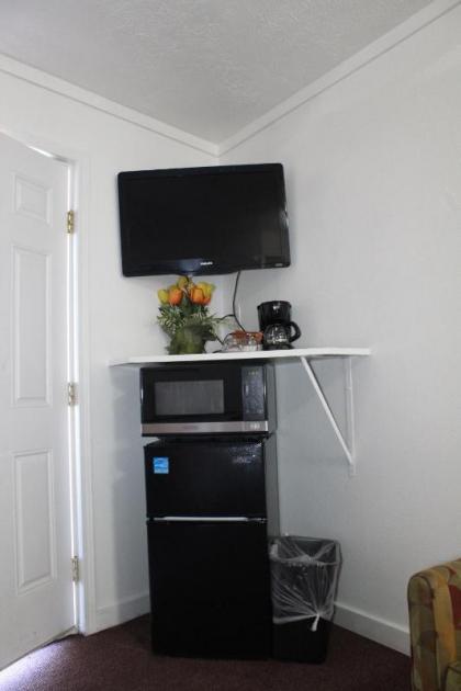 Chalet Motel - image 9