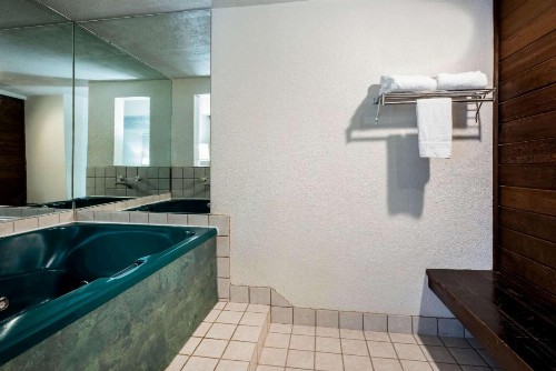 La Quinta Inn by Wyndham Bend - image 13