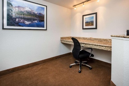 La Quinta Inn by Wyndham Bend - image 8