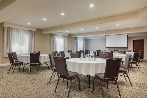 DoubleTree by Hilton Bend - image 2