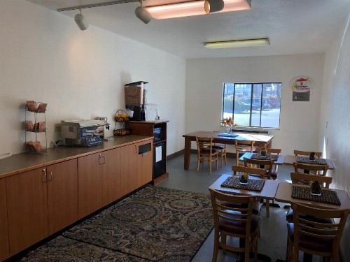 Super 8 by Wyndham Bend - image 20