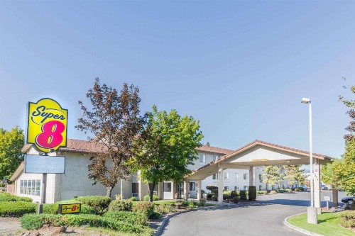 Super 8 by Wyndham Bend - image 21