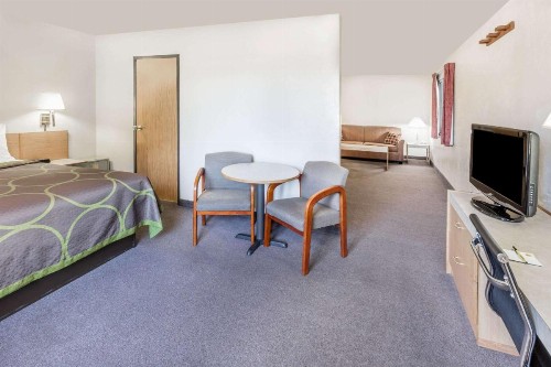 Super 8 by Wyndham Bend - image 25