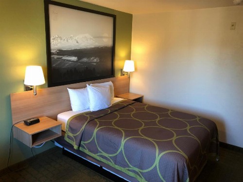 Super 8 by Wyndham Bend - image 30