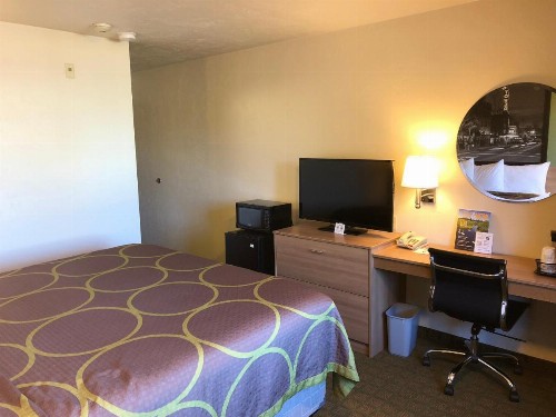 Super 8 by Wyndham Bend - image 35