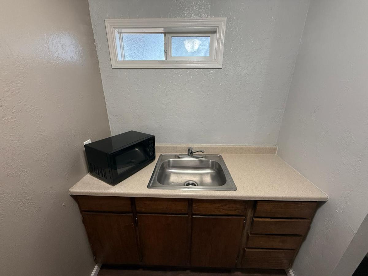 Budget Inn Bend - image 2