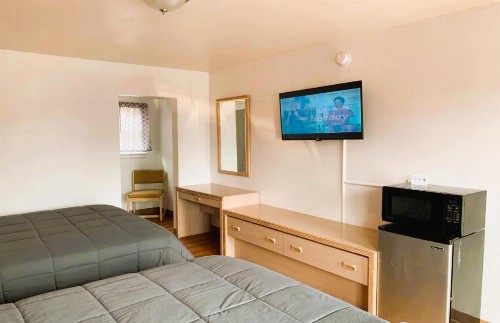 Royal Gateway Motel - image 23