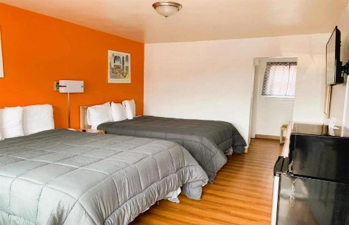 Royal Gateway Motel - image 24