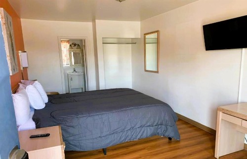 Royal Gateway Motel - image 34
