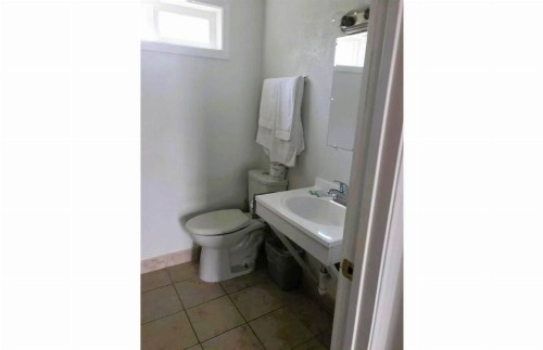 Royal Gateway Motel - image 37