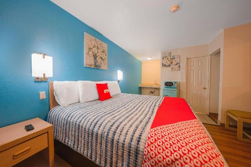 Royal Gateway Motel - image 39