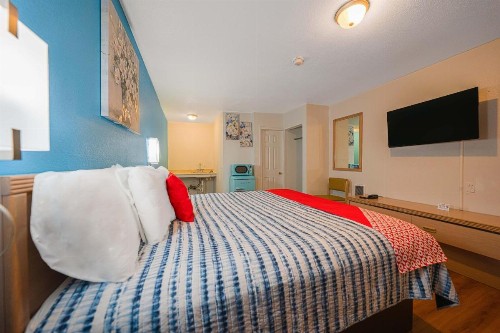 Royal Gateway Motel - image 40