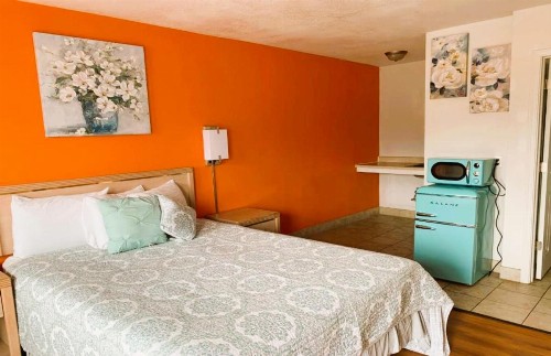 Royal Gateway Motel - image 48