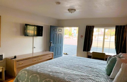 Royal Gateway Motel - image 50