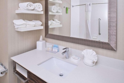 Hampton Inn & Suites Bend - image 21