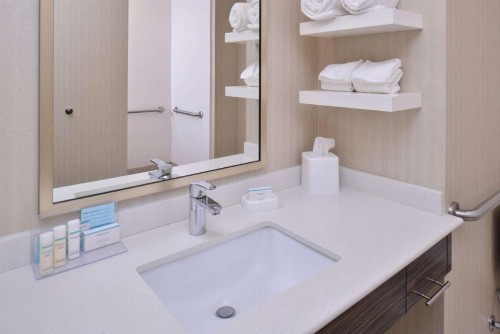 Hampton Inn & Suites Bend - image 27