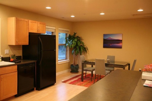 Downtowner-AC-2BR/1BA - image 4
