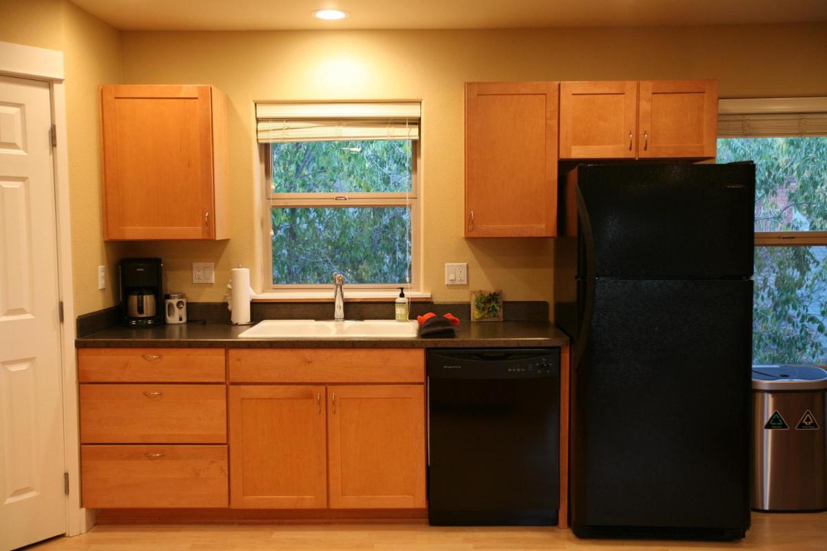 Downtowner-AC-2BR/1BA - image 6
