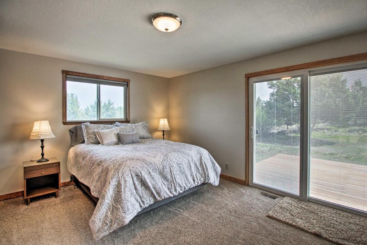 Updated Farmhouse with Deck on Central Oregon Canal! - image 7