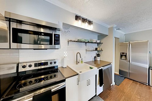 Sleek Pioneer Park Getaway - 2 Balconies & Grill condo - image 8
