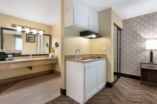 Best Western Plus Heritage Inn - image 18