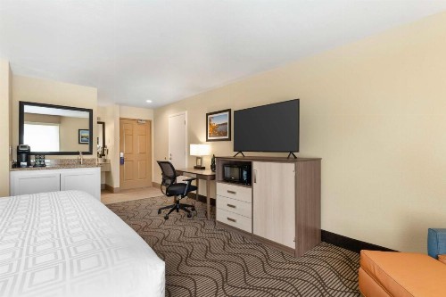 Best Western Plus Heritage Inn - image 37