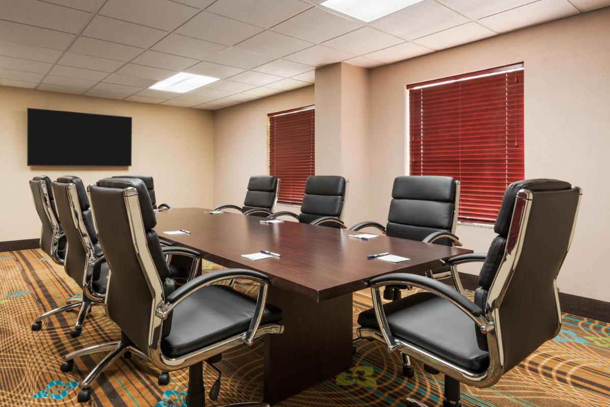 Holiday Inn Express Hotel & Suites Bentonville - main image