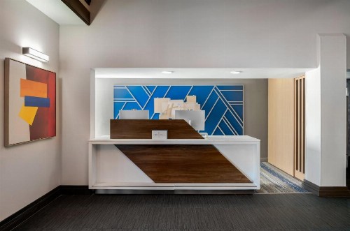 Holiday Inn Express Hotel & Suites Bentonville - image 21