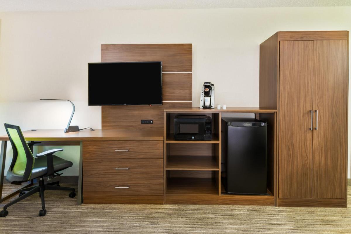 Holiday Inn Express Hotel & Suites Bentonville - image 3