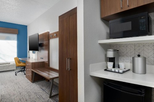 Holiday Inn Express Hotel & Suites Bentonville - image 31