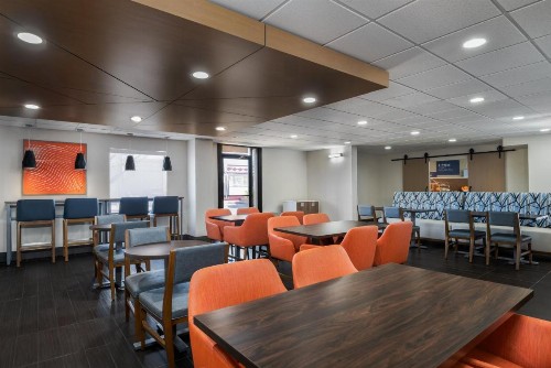 Holiday Inn Express Hotel & Suites Bentonville - image 50