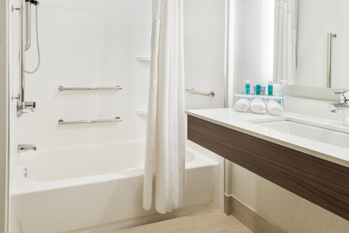 Holiday Inn Express Hotel & Suites Bentonville - image 6