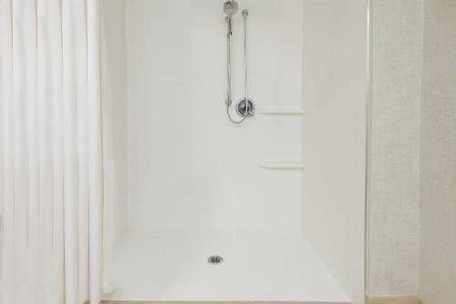 Holiday Inn Express Hotel & Suites Bentonville - image 7