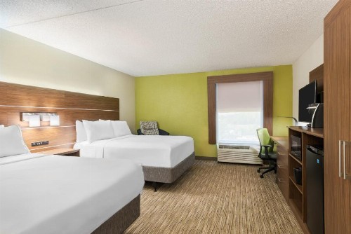 Holiday Inn Express Hotel & Suites Bentonville - image 9