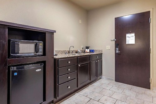 Comfort Inn Bentonville - image 2