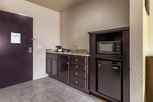 Comfort Inn Bentonville - image 25