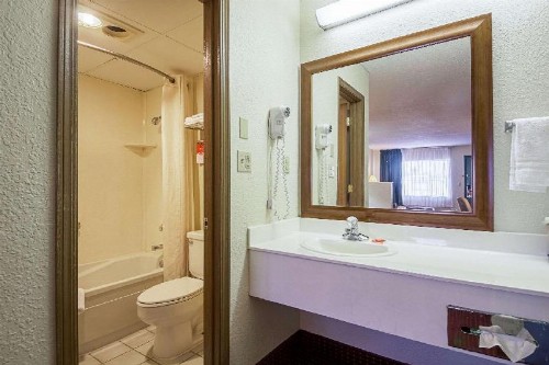 Econo Lodge Inn & Suites Bentonville - Rodgers - image 8