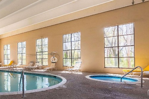 Econo Lodge Inn & Suites Bentonville - Rodgers - image 4