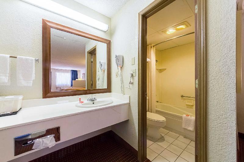 Econo Lodge Inn & Suites Bentonville - Rodgers - image 7