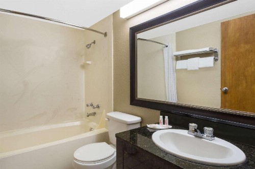 Super 8 by Wyndham Bentonville - image 10