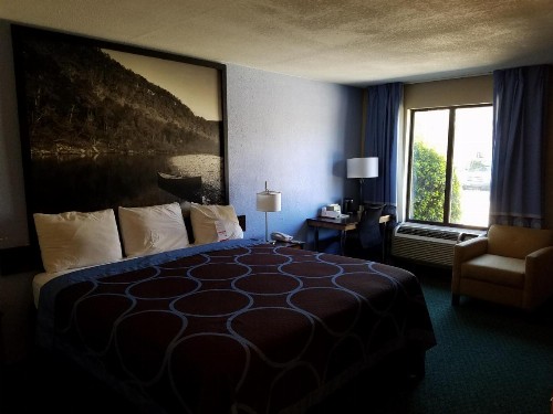 Super 8 by Wyndham Bentonville - image 12
