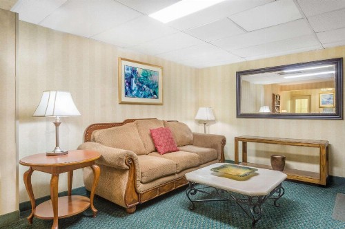 Super 8 by Wyndham Bentonville - image 15
