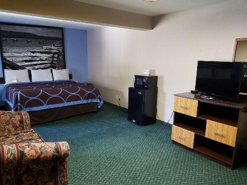 Super 8 by Wyndham Bentonville - image 16
