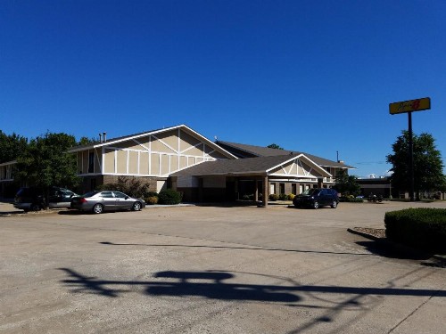 Super 8 by Wyndham Bentonville - image 18