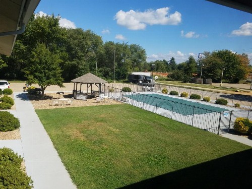 Super 8 by Wyndham Bentonville - image 19