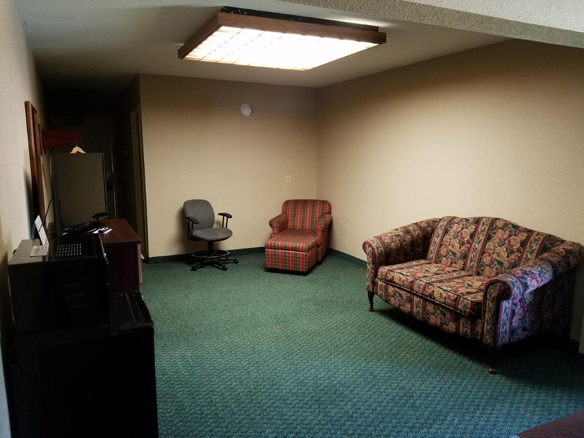 Super 8 by Wyndham Bentonville - image 2