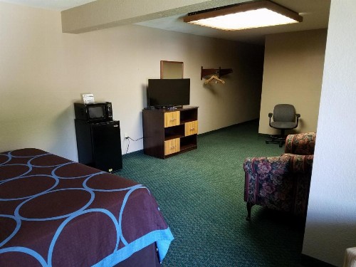 Super 8 by Wyndham Bentonville - image 20