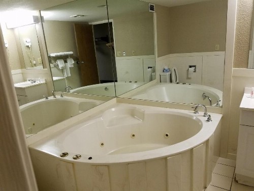 Super 8 by Wyndham Bentonville - image 21