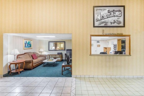 Super 8 by Wyndham Bentonville - image 22