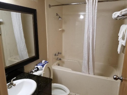 Super 8 by Wyndham Bentonville - image 23